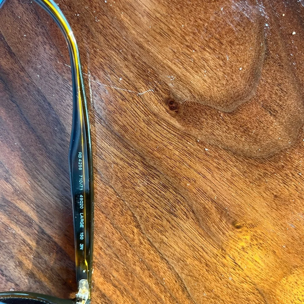 Ray-Ban Tortoiseshell sunglasses - Picture 4 of 5